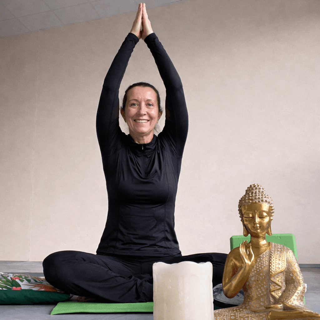 Yoga-Lehrerin Olga in einer Yoga Position im Friesoyther Studio